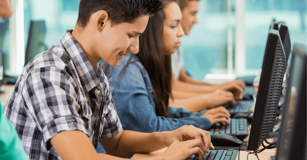 Alunos em aula prática de informática na Easytraining Pimentas