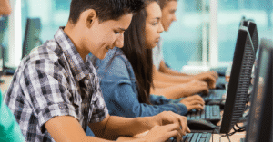 Alunos em aula prática de informática na Easytraining Pimentas