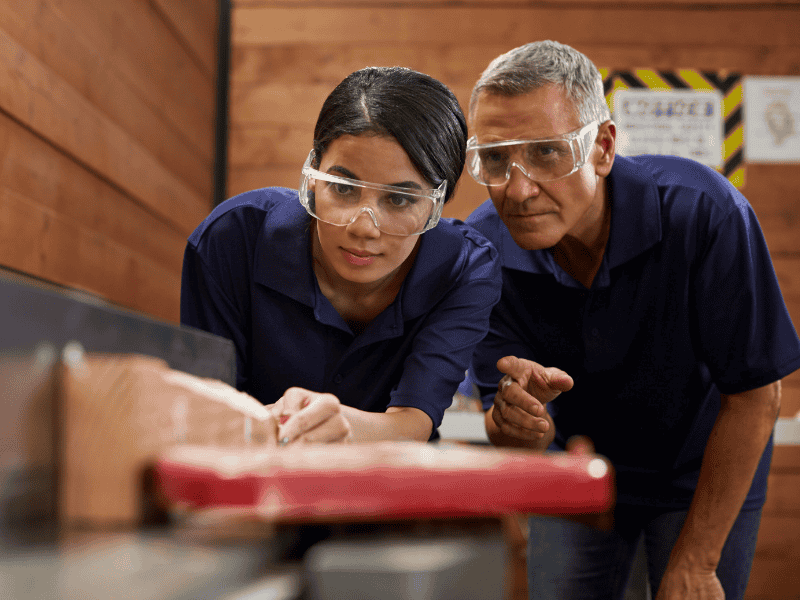 Aprendiz em Guarulhos sendo auxiliada em nova tarefa.