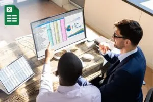Profissional analisando planilhas e a importância do Excel no mercado de trabalho.